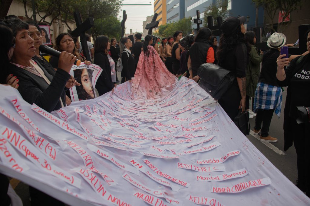 agarrando la cola y gritando